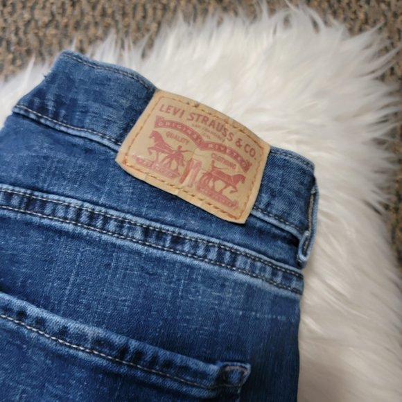 EUC Classic, perfect fit jeans With a little stretch. Made by Levi's. Size 8 - Picture 8 of 15